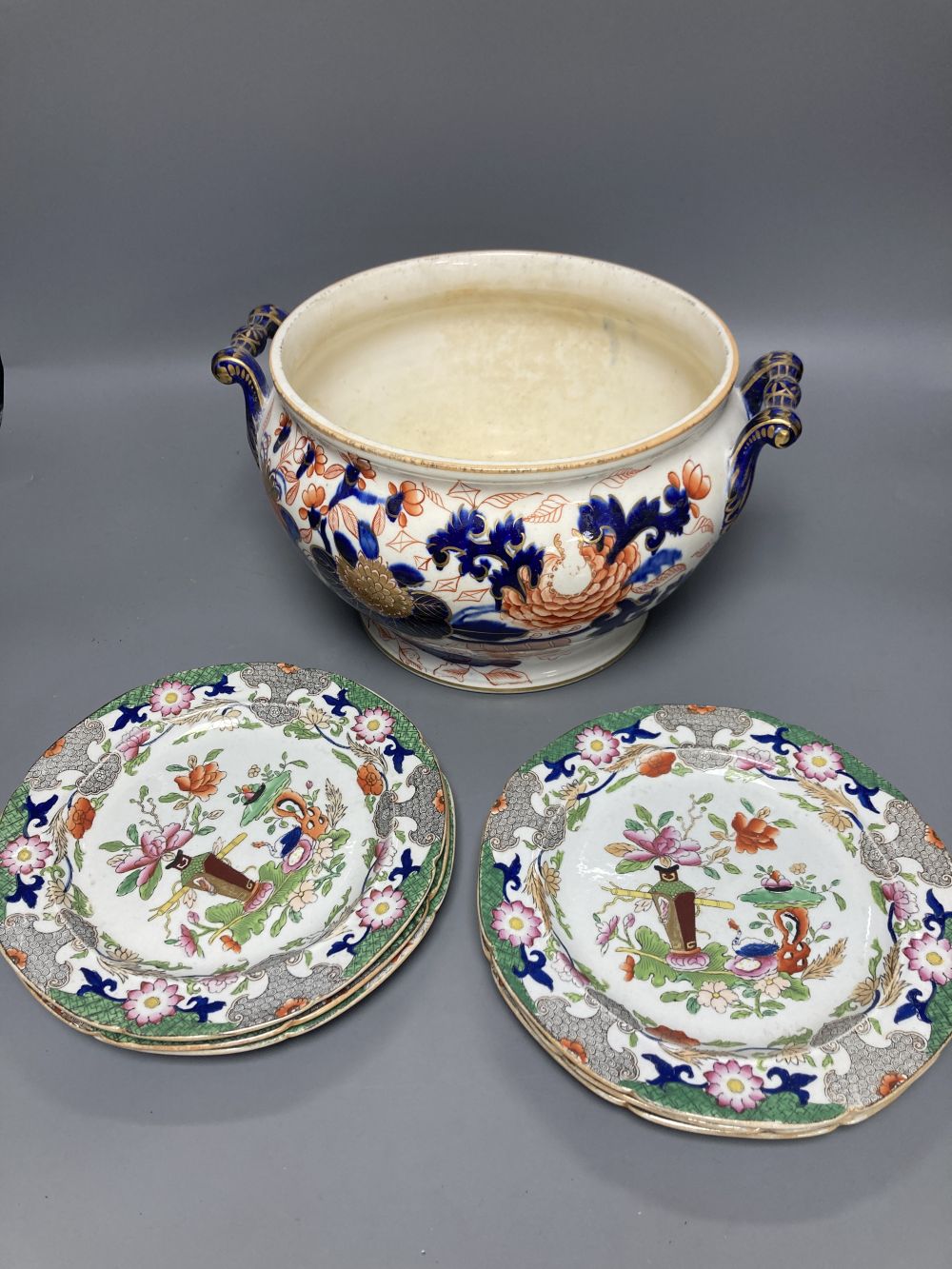 A set of six early 19th century Masons Ironstone dessert dishes and an ironstone tureen base (7)